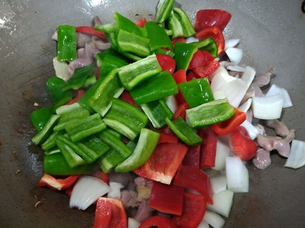 最後再將所有蔬菜一起加入，蓋上鍋蓋，大火燜約一分鐘。