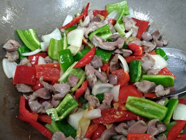 最後加入鹽巴味精拌炒均勻，鍋邊嗆米酒即可。