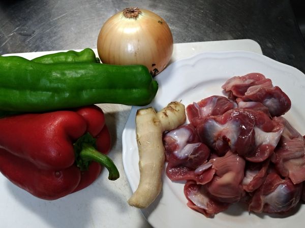 薑切片，彩椒和洋蔥切片，雞胗切小塊一些，辣椒切段備用。