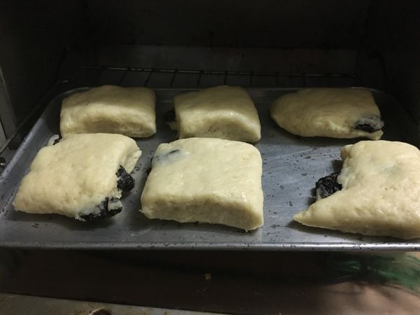 放入烤箱或是有蓋子的平底鍋
烤箱：我的是一般的小烤箱 沒特定設定溫度火力 也非常成功 烤至表面金黃(約五分鐘) 如果擔心外面焦了裡面還沒熟 可以在表面鋪鋁箔紙喔
如果是可以設定溫度的烤箱：上火200下火150烤約15～20分鐘
平底鍋：極小火！慢慢烤，大約五分鐘翻面