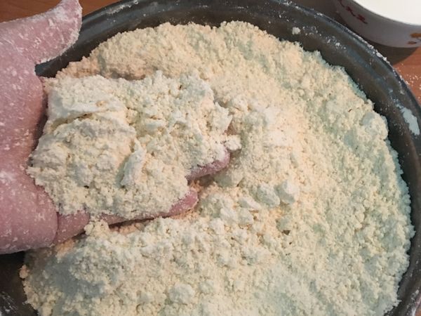 將奶油(固體)、糖、低筋麵粉(已過篩)、泡打粉、鹽混均勻
*固體奶油要搓碎喔