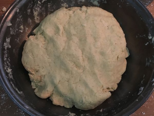 將2/3的牛奶倒入攪勻，再慢慢加入剩下的牛奶
如果麵團已經不黏手 可成球 牛奶就可以停手摟