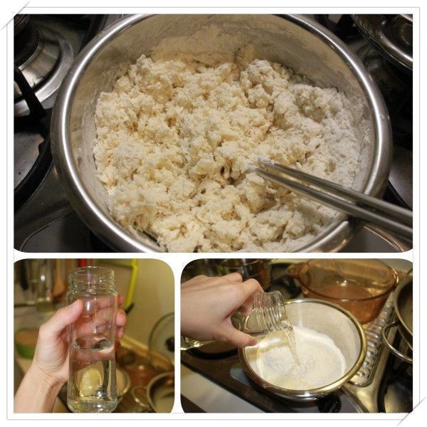 將滾水倒入中筋麵粉內攪拌成顆粒狀。