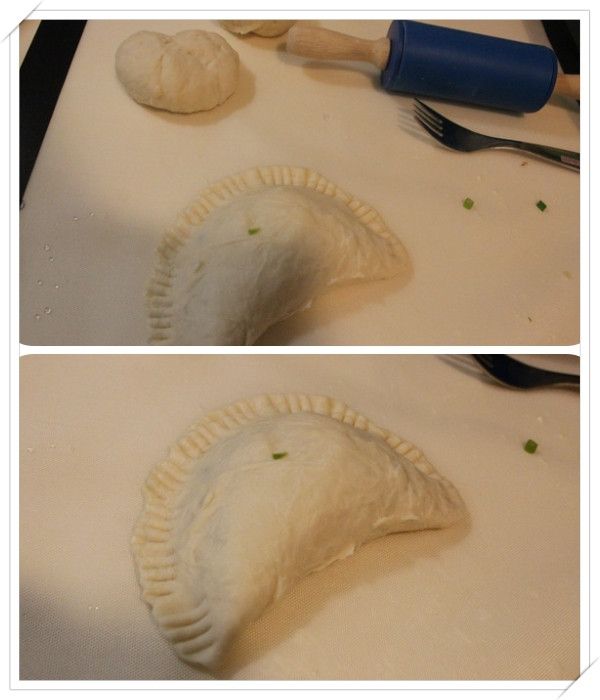 麵皮對摺黏起來後，用叉子在邊緣壓出形狀。