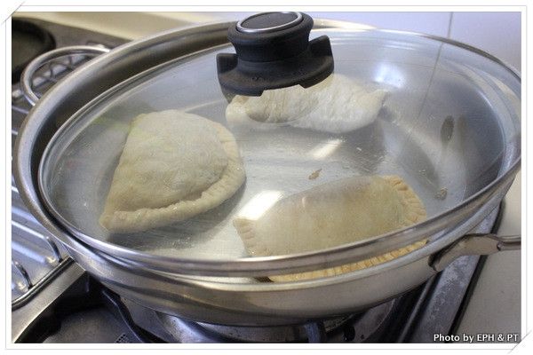 冷凍煎法：
韭菜盒子直接放入鍋煎一下。