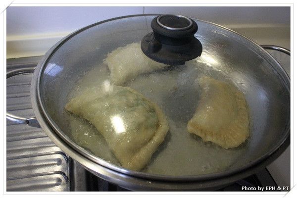 加入約100ml的開水。蓋上鍋蓋，轉大火煮至水分收乾。