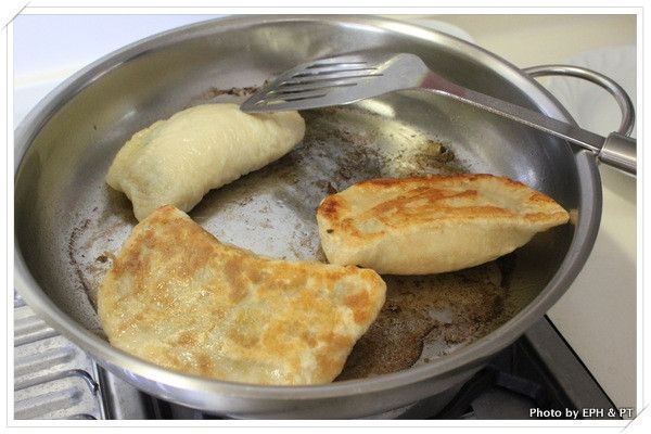 水收乾後，再將兩面煎至金黃。