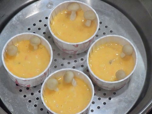 電鍋外鍋放2杯(布丁杯)水，按下開關水沸騰後將蛋糕杯放進蒸架上蒸，跳起來就取出。