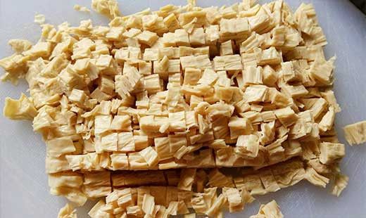 將嫩豆皮切成小碎粒