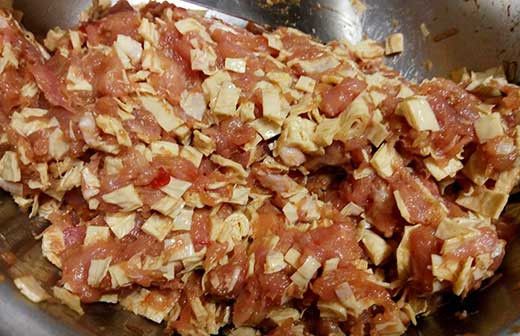 餃子皮以外的所有材料放入盆中，攪拌至產生黏性