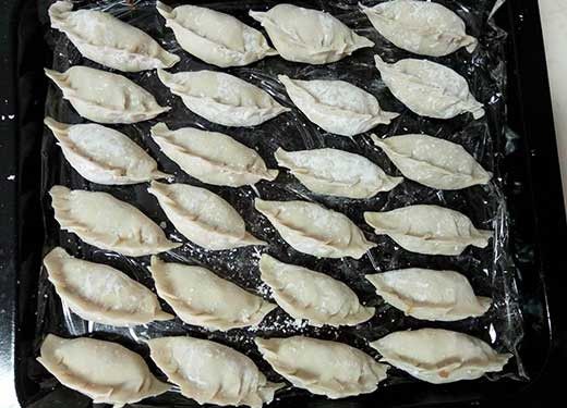 每張餃子皮舀入適量內餡包好後，排放在鋪好保鮮膜的平盤上，放入冷凍庫冰硬後，即可分裝保存~