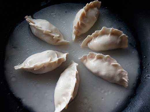 依個人喜好煮熟或煎熟。脆皮煎餃做法：餃子不用退冰，排放入平底鍋中，倒入麵粉水(比例詳見tips)