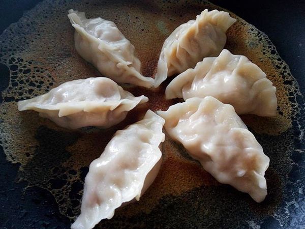 蓋上鍋蓋以小火悶煎10分鐘，再掀蓋續煎至水乾即可