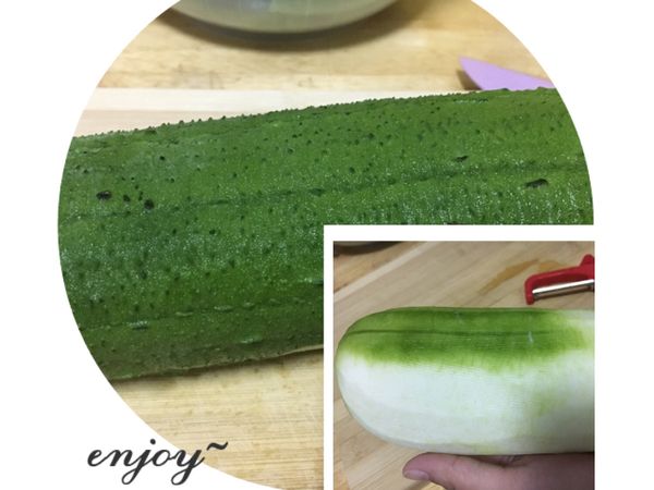 絲瓜外表沖洗後，削皮！
大約削了5.6層才把綠色部分全削去⋯⋯
（如圖）

＊削皮完的絲瓜用水沖一下。