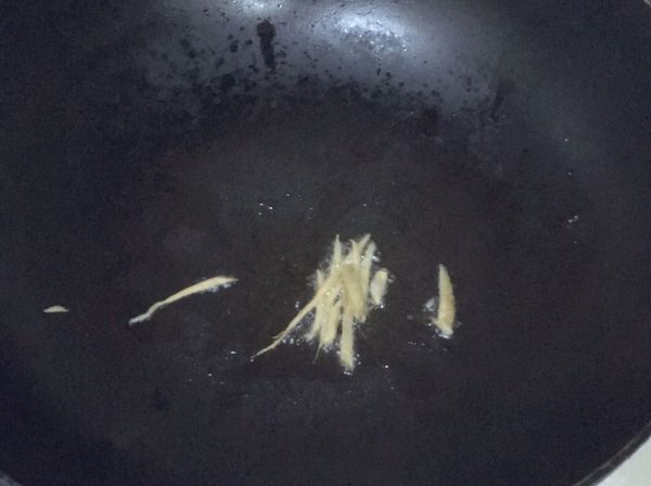 先用薑絲爆香