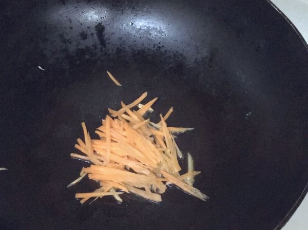 加入紅蘿蔔絲一起爆香