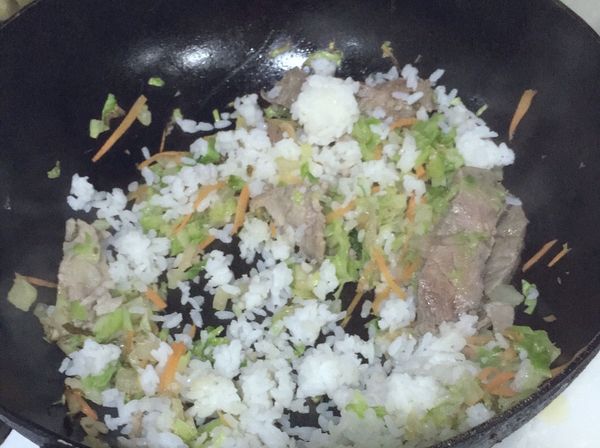 加入白飯拌炒即可