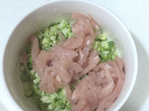 其實就非常簡單，把花椰菜切碎碎，把白飯、花椰菜跟高湯一起加入，就可以放進電鍋蒸，蒸完就完成囉‼️