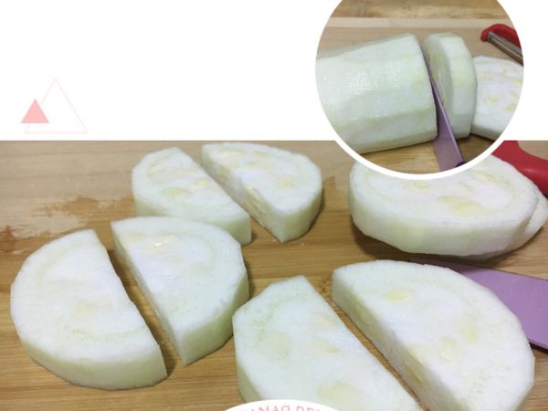 將削皮的絲瓜切片再切半，
準備5片絲瓜切半⋯⋯

＊剩下的絲瓜也都先切好⋯⋯