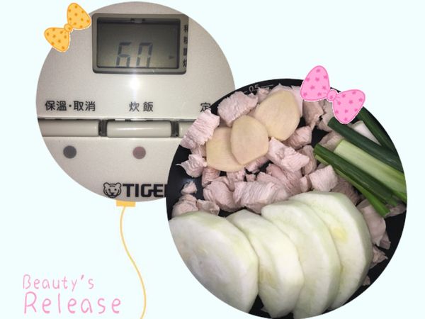 將準備好的食材依依放入鍋內：
里雞肉（請攤販去皮去筋切小塊）
絲瓜（約5片的量）
薑（去皮3片）
葱（6小段）

＊設定60min烹煮⋯⋯