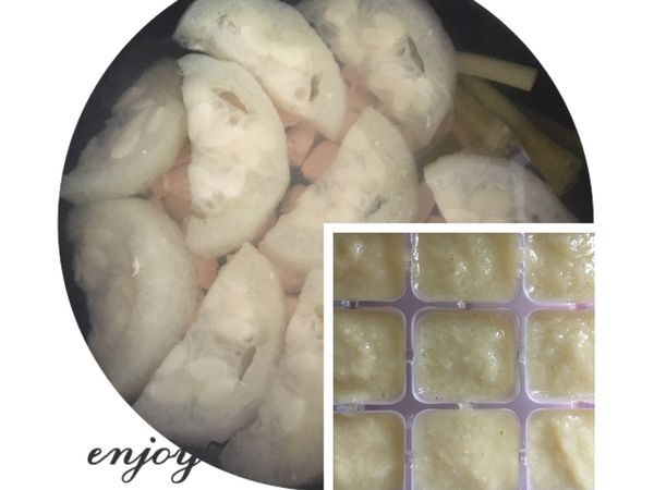 時間到將絲瓜、雞肉撈起分別放溫涼。
1. 絲瓜本身含水量多，
    所以在打泥前要把多餘的湯汁倒掉。
2. 雞肉打泥未加水也沒加湯，直接打碎！
    （若打不了則加20～40cc雞湯）

＊把剩下未煮的絲瓜全放入湯裡，
    設定30分鐘烹煮。