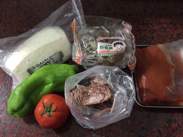 接著準備pizza所需的材料.