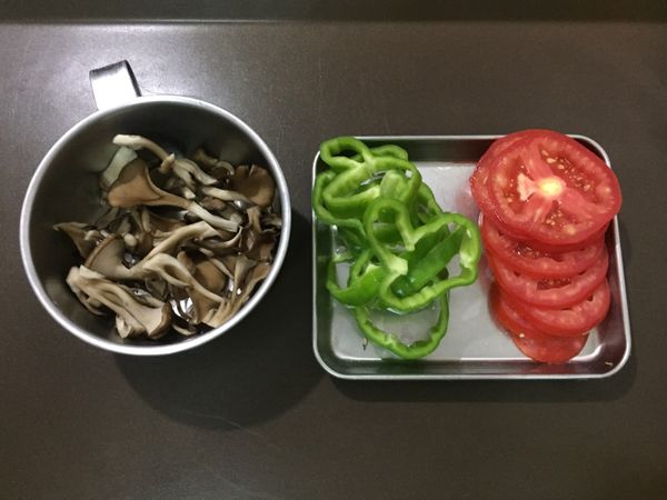 將舞菇撥成小塊, 青焦切圈, 蕃茄切片. 備用.