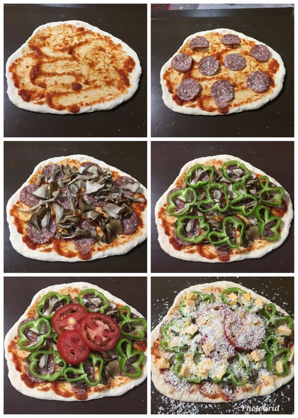 接下來就是組合時間.
拿出一片撖薄的面團, 依續塗抹上義大利面醬, 放上西班牙臘腸, 好菇道的舞菇, 青焦, 蕃茄, 最後攦上起司.