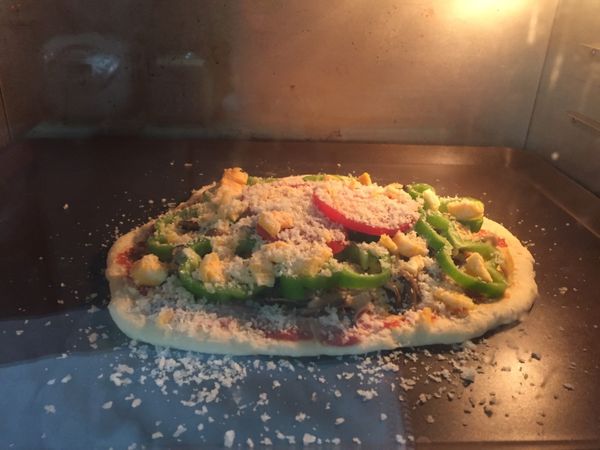 將組合完成的pizza放入已預熱好的烤箱內, 烤箱溫度上火180, 下火250度的烤箱內烤20分鍾. 即可完成.