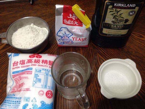 準備pizza餅皮所需的材料. (餅皮為3人份)