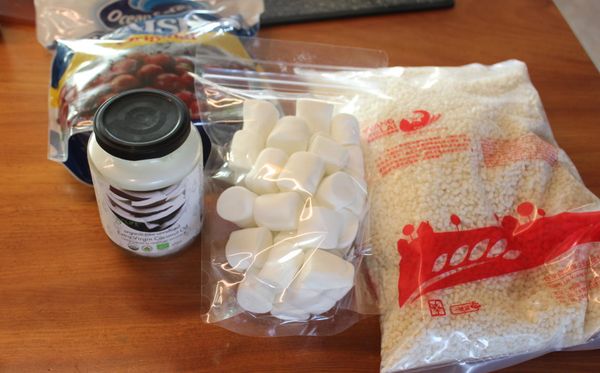 材料其實很簡單，主角是棉花糖。