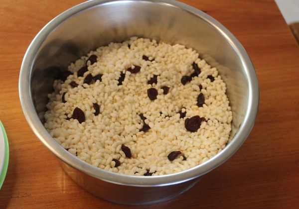 材料行有現成爆好的米香，也可以替換成麥片，炸麵條，玉米片等等。可以原味，也加入一些蔓越莓或葡萄乾在米香裡，也可以換成花生、芝麻、堅果、歐斯麥餅乾等等都可隨人喜好。