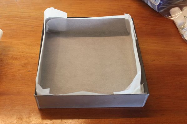 準備好合適的容器，鋪上烤盤紙。