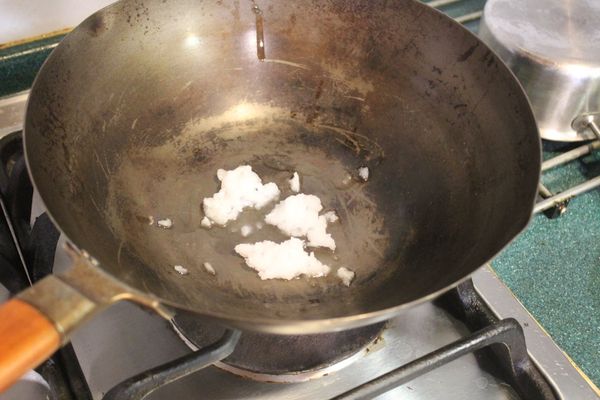 將椰子油放鍋中小火加熱。鍋子用不沾鍋是較不會沾黏。改用奶油或其他植物油也是可以。