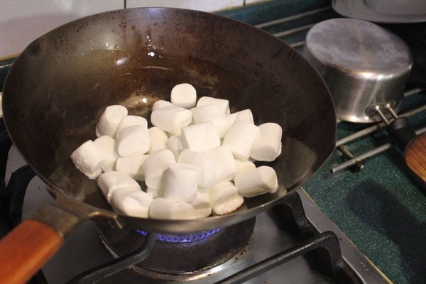 椰子油融解後，放入棉花糖。