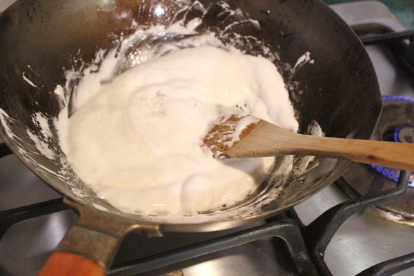 要迅速的拌炒，棉花糖融的很快，容易焦底。2-3分鐘就完全融成綿密的糖漿。這個階段，如果加入奶粉和花生仁，盛起放涼切塊，就是牛札糖。