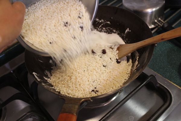 熄火！倒入米香，迅速拌勻。