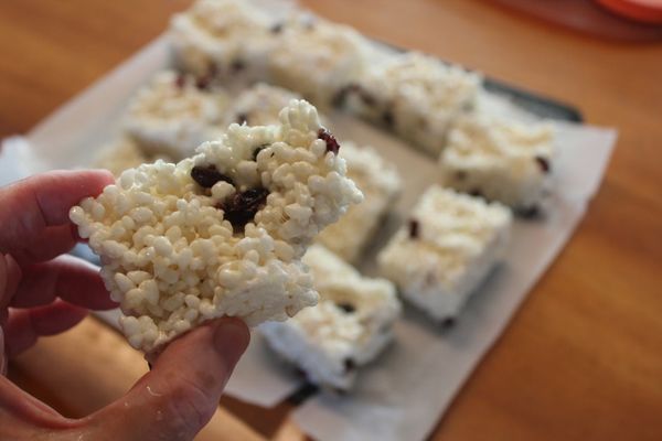 米香很脆，依然有傳統米香酥脆的口感。淡淡的椰香和奶味，不會很甜加上蔓越莓的酸味相佐，整體風味很棒！