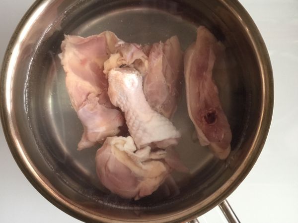 雞腿冷水入鍋加熱，待雜質浮起撈出（不用等到水滾），用開水沖乾淨放入燉鍋。