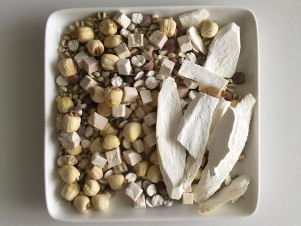 四神料用清水沖洗乾淨，也放入燉鍋。鍋中加水，四神料煮完會稍微膨脹所以水量要超過食材在多一些。
放入電鍋，外鍋2杯水，食用前在適量加一點鹽調味即可。