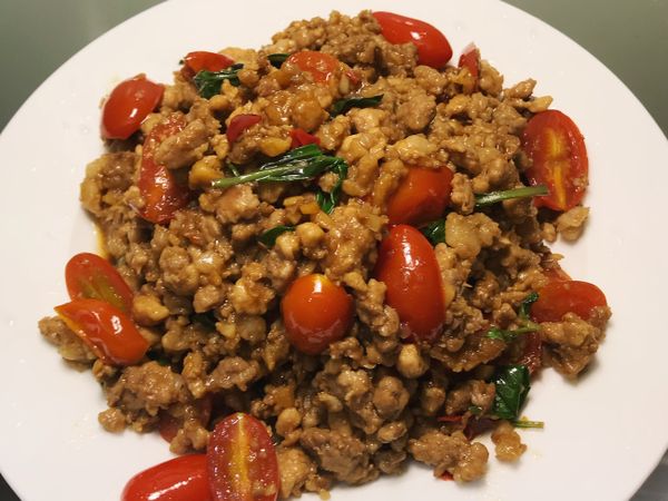 絞肉直接放入熱鍋中，炒出一些豬油後，放入辣椒、蒜末爆香，再放醬油、醬油膏、蠔油、糖、檸檬汁等調味料拌炒一下，放入小蕃茄，蓋上鍋蓋悶一下，最後加入九層塔，關火。