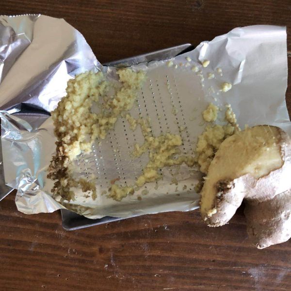 用磨泥板取5g的薑泥. 磨泥板上貼上鋁箔紙,往上投磨薑,之後拿起鋁箔紙,這樣會更輕鬆取出薑泥,而不怕年在磨泥板的夾縫中.