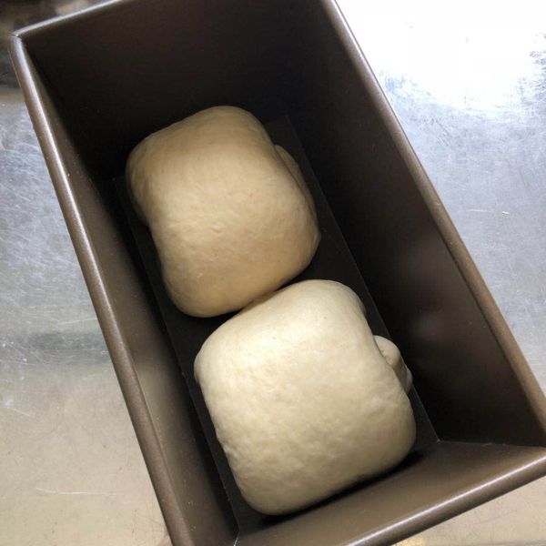 鬆弛好的麵糰,取其中一個輕壓拍平. 用擀麵棍輕桿至橢圓型.接著左右兩邊往內對折. 再來上下對折,整形成一個圓形,不需要太刻意,表面光滑,側面看有漩渦的圖樣就好. 另一個麵團也照做!