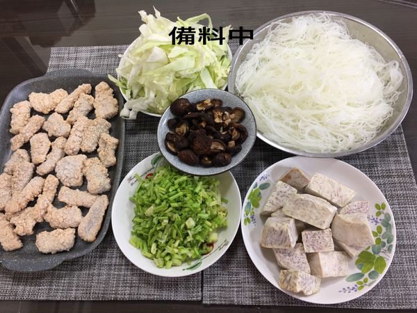 土魠魚芋頭米粉湯備料中