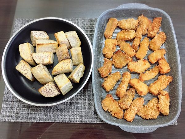 將炸好土魠魚、芋頭取出爐