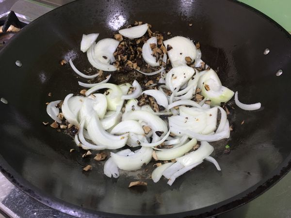 起油鍋爆香洋蔥、香菇