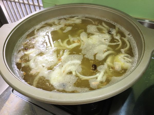 將爆香食材放高湯鍋加水煮沸，再將所有食材逐一入湯鍋中煮
調味料適個人口味增減