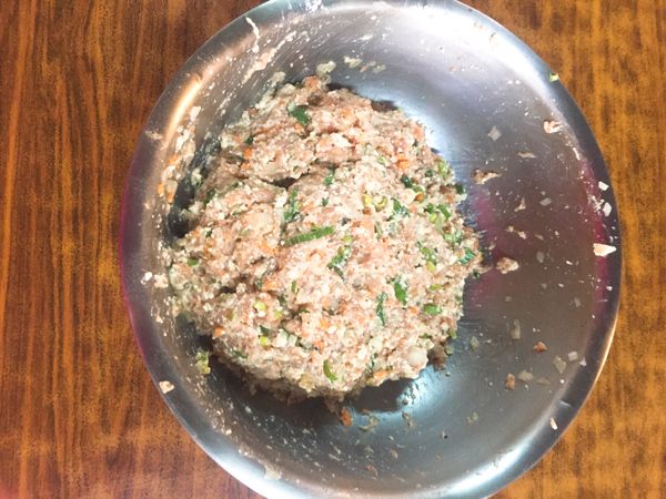 使出吃奶力氣用力抓捏它（ 家裡小朋友活力充沛適合這項步驟）讓食材均勻拌在一起。