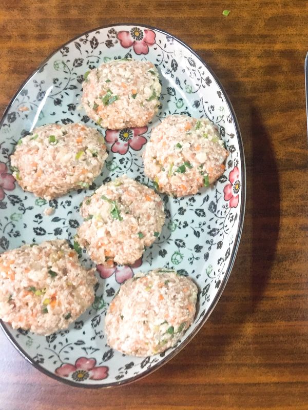 調味完之後，取自己喜歡大小捏造成扁肉球狀，（ 不宜過大以免下鍋不易熟）放置冰箱冷藏10分鐘以便形狀不易被破壞。