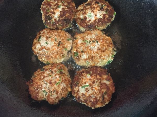 兩面煎至圖中此樣即可起鍋（ 肉餅若是太厚需要再多煎一下